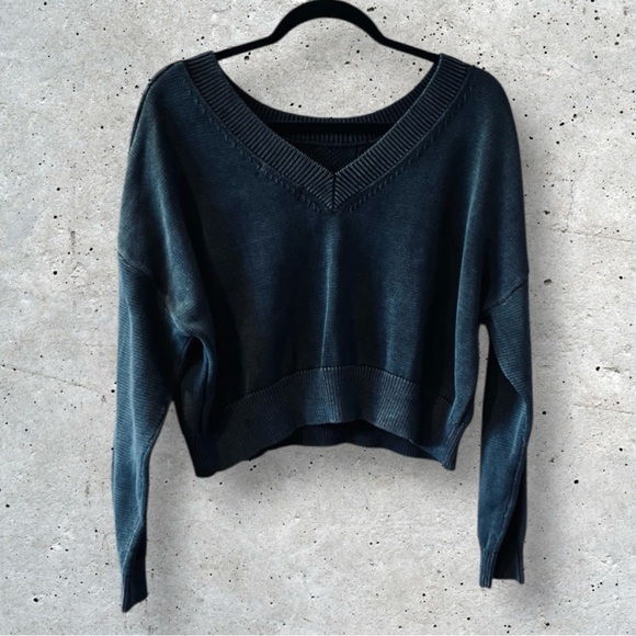 Idem Ditto LA Cropped V-Back Textured Sweater - Picture 8 of 14
